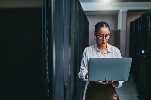 Concluir a formação em área de tecnologia, é um dos muitos obstáculos que as mulheres enfrentam na área.