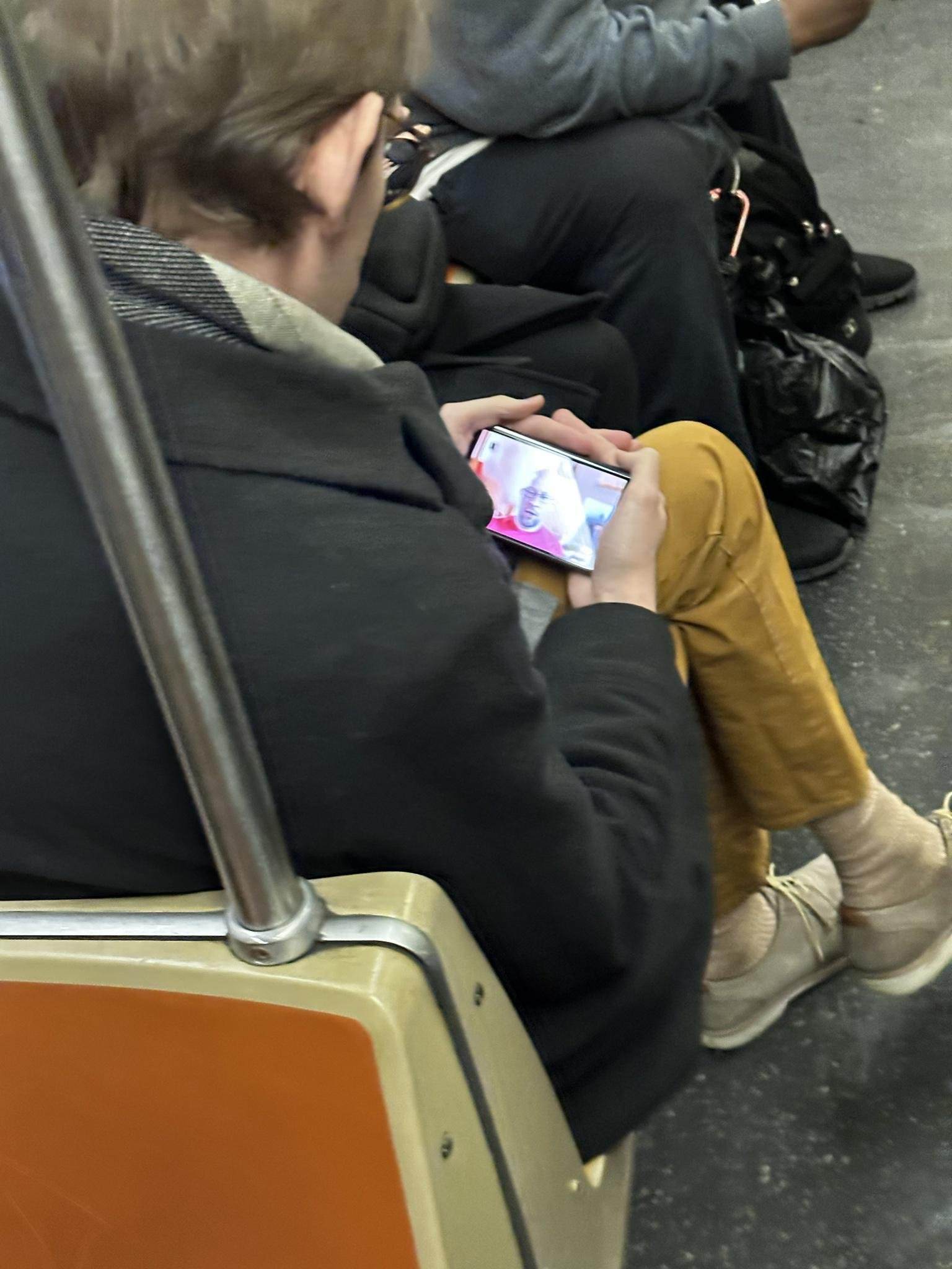 Usuário do Reddit teria flagrado funcionário do Google com Google Pixel Fold no metrô de Nova York. (Fonte: Reddit/u/onetaketeo/Reprodução)