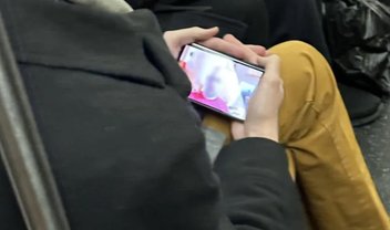 Flagra! Suposto Google Pixel Fold é visto em metrô antes do lançamento