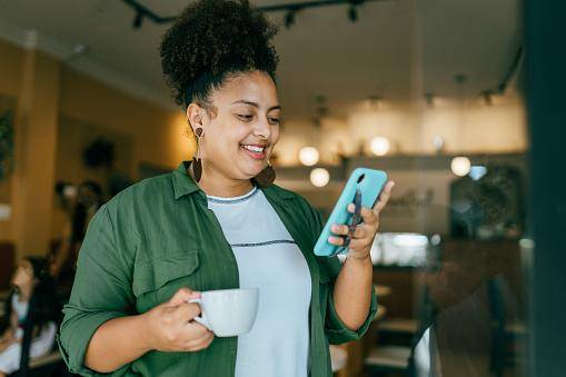 O celular barato também pode trazer recursos de qualidade.