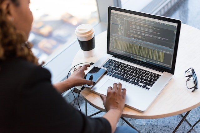 O curso gratuito do Mercado Livre visa incentivar a entrada de meninas na área de tecnologia, setor ainda dominado por homens.