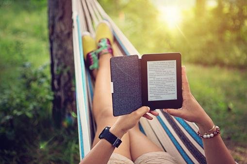 Kindle oferece uma leitura agradável mesmo em ambientes com luz natural.