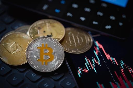 O mercado de criptomoedas é extremamente volátil, mas é possível investir em fundos de renda fixa com corretoras confiáveis. (GettyImages/Reprodução)