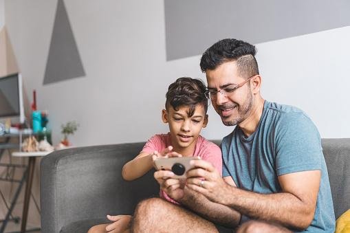 Crianças não devem usar o celular sem supervisão dos pais ou responsáveis. (Fonte: GettyImages)