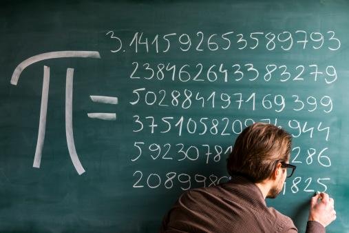 Tudo que tem formato arredondado pode usar a fórmula matemática da constante; por exemplo, Albert Einstein usou o Pi para fazer certos cálculos na Teoria da Relatividade.