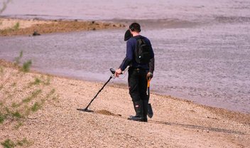 Detector de metais: conheça o dispositivo sucesso nas praias e praças