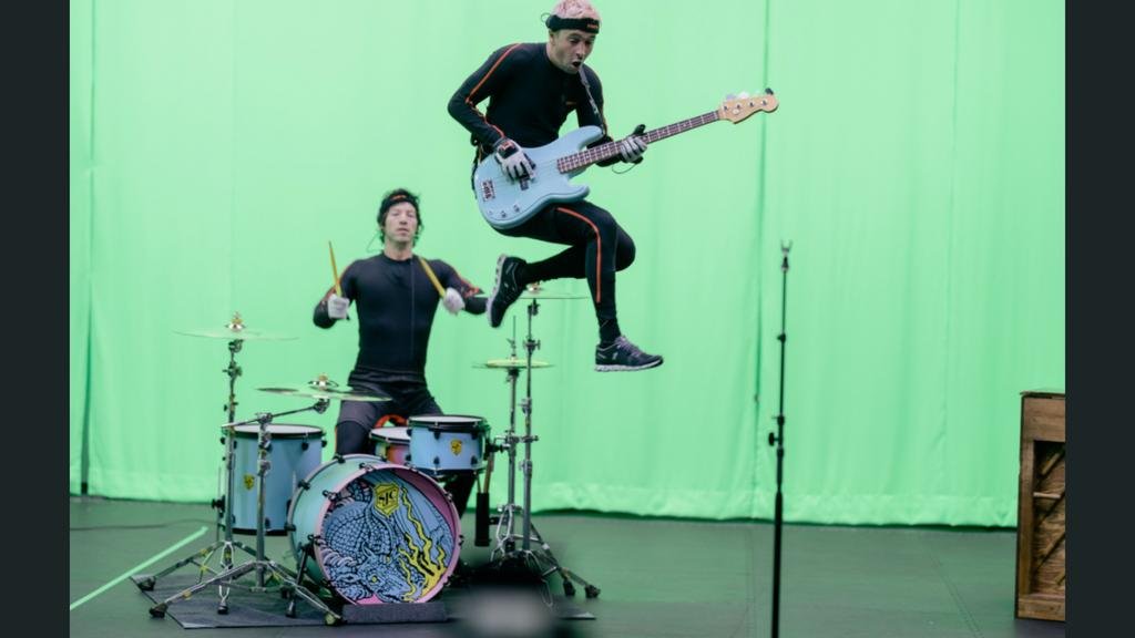 Músicos do Twenty One Pilots gravando sua participação dentro do Roblox. (Fonte: GameSpot/Divulgação)
