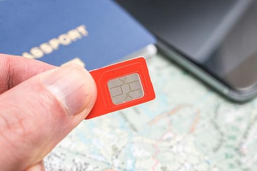 Em viagens internacionais, você pode usar SIM nacional ou internacional.
