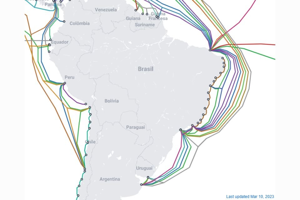 Mapa interativo com todos os cabos submarinos do planeta.