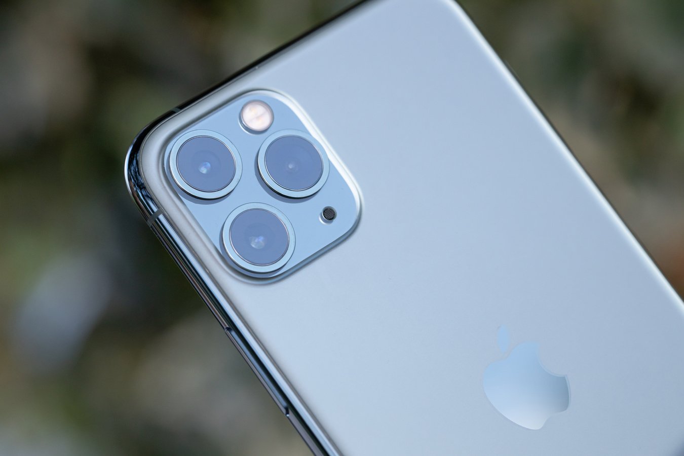 Garantia da Apple não cobre iPhone 11 mergulhado em água.