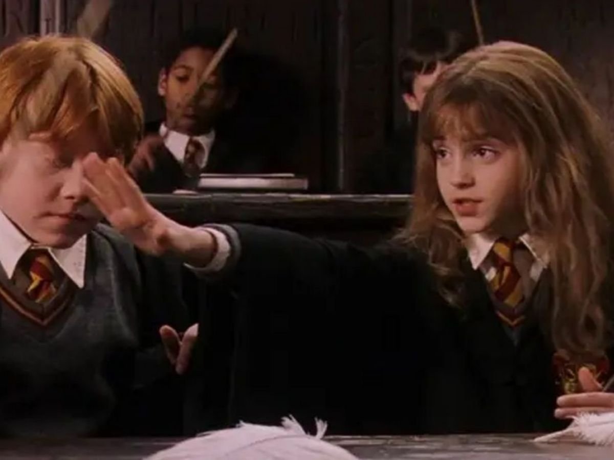Ron Wesley e Hermione Granger em Harry Potter e a Pedra Filosofal (2001).