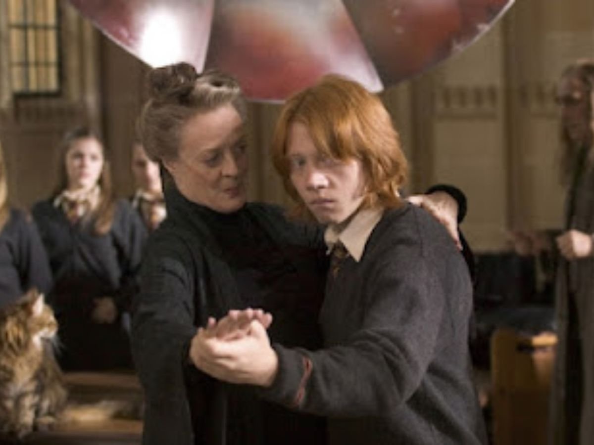 Minerva McGonagall e Ron Wesley em Harry Potter e o Cálice de Fogo (2005).