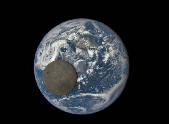 Lado oculto da lua representado em imagem da NASA.