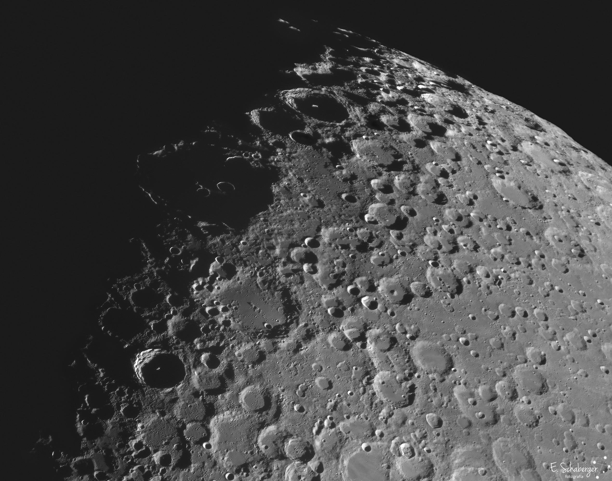 As crateras Tycho e Davius na superfície lunar.