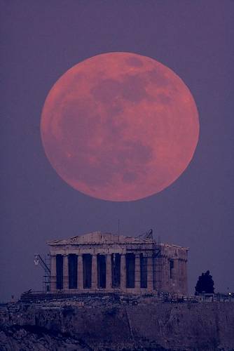 Lua sobre o Parthenon, na Grécia.