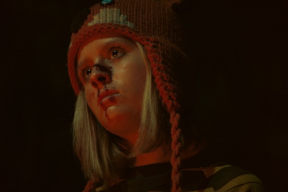 Lulu Wilson interpreta Becky, protagonista do filme de suspense que leva os espectadores para uma jornada sangrenta.