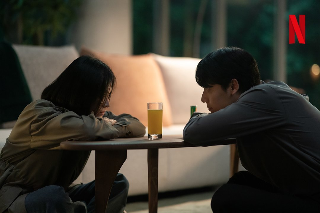 Song Hye Kyo e Lee Do Hyun como Moon Dong Eun e Joo Yeo Jung, respectivamente, no drama A Lição | Divulgação / Netflix