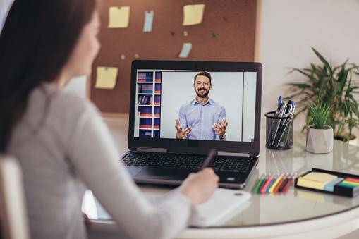 A educação digital proporciona mais flexibilidade para os estudantes.