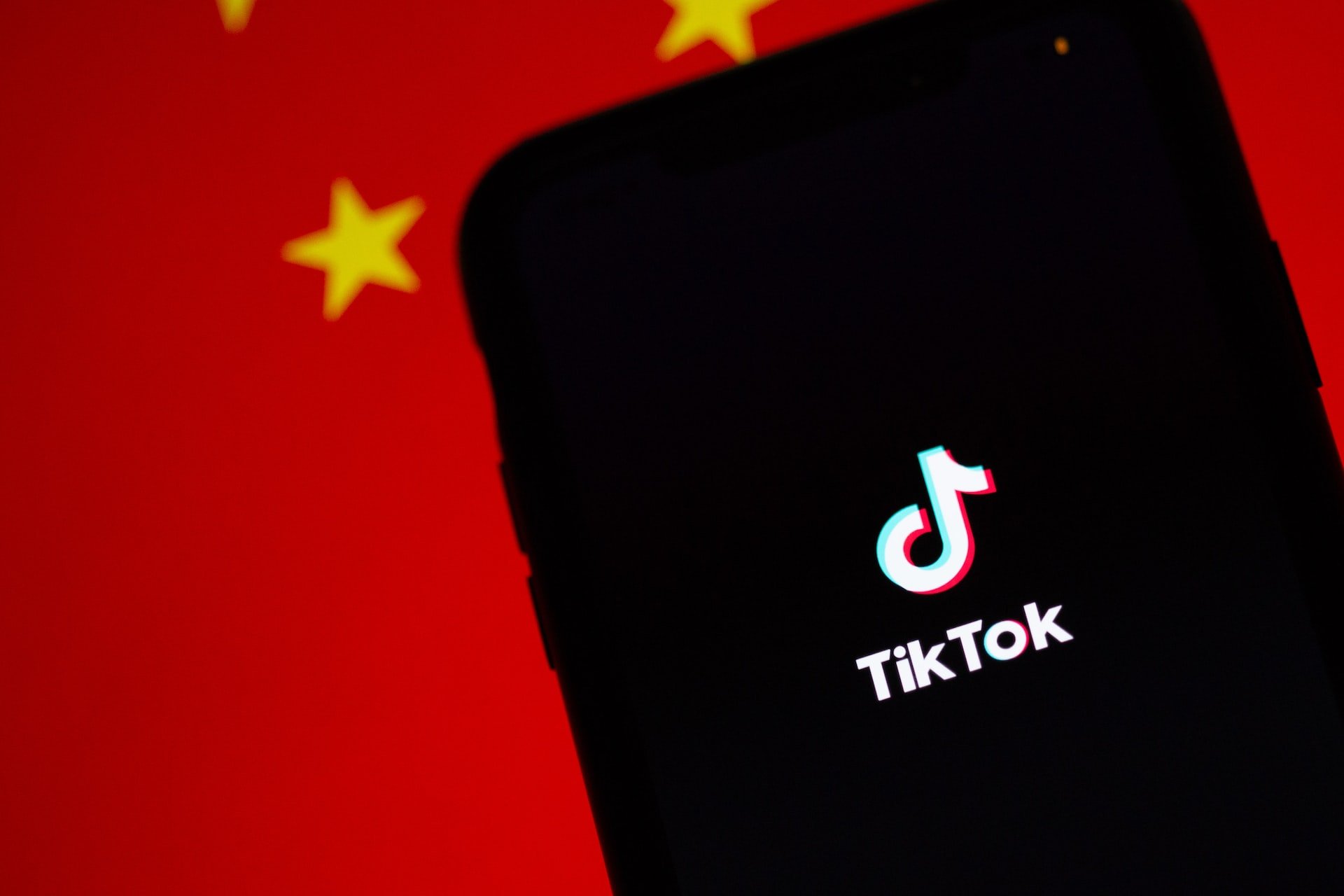 TikTok é acusada de compartilhar dados dos usuários com o governo chinês.