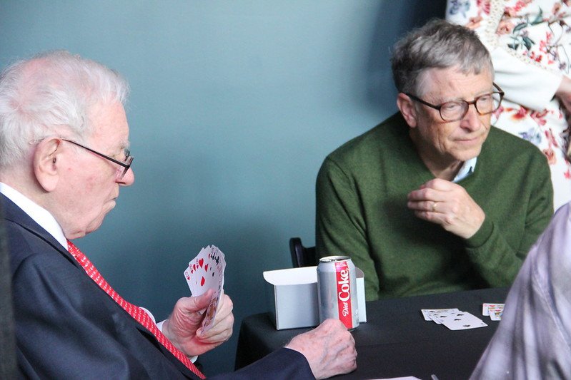 A amizade entre Gates e Buffet rendeu muitas risadas e investimentos bilionários. (Fonte: Flickr/BorsheimsJewelry/Reprodução)