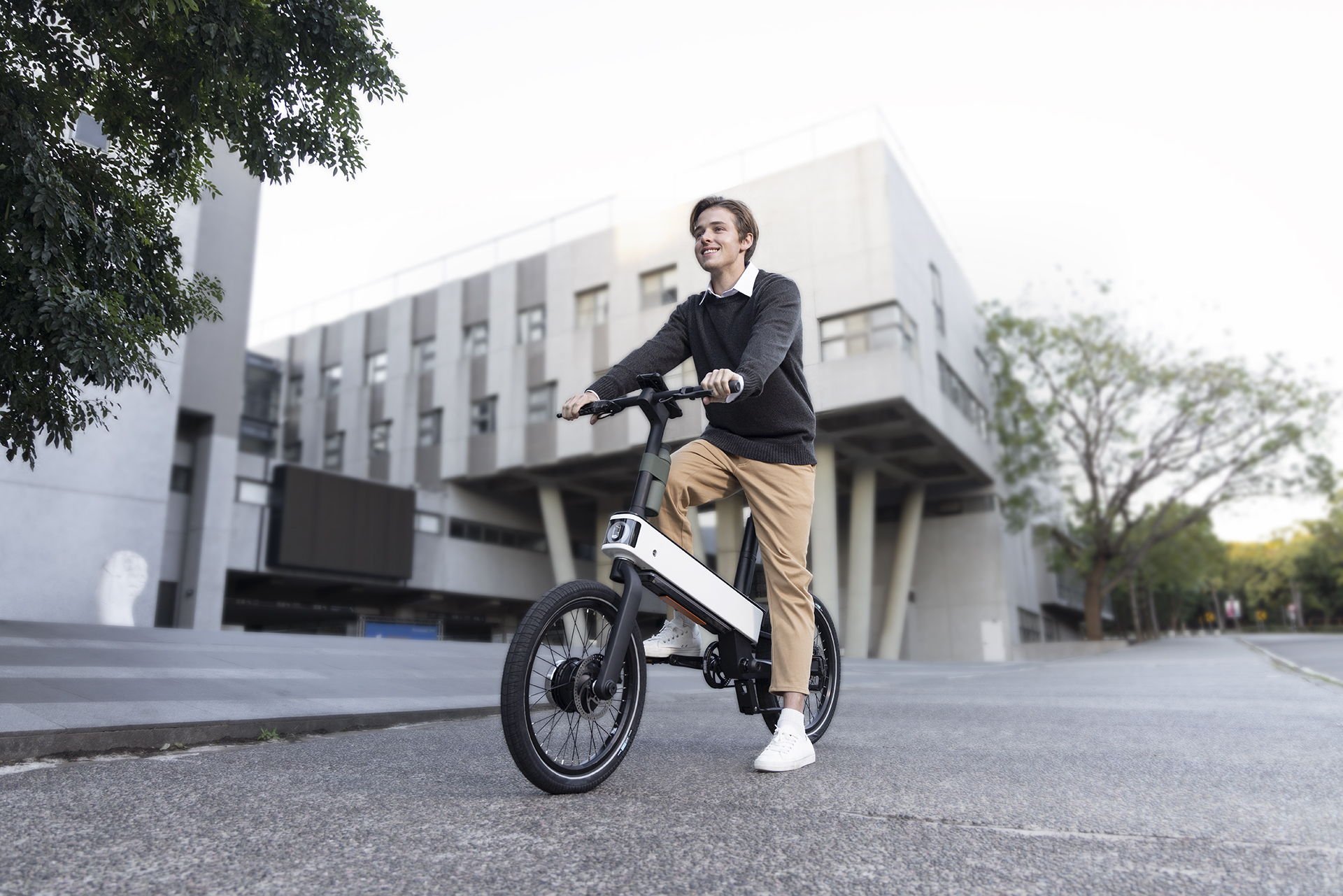 Pesando 16 kg, a bike elétrica ebii tem quadro modular de alumínio.