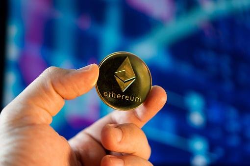 Ethereum, a segunda maior criptomoeda, também cresce junto com o Bitcoin. 