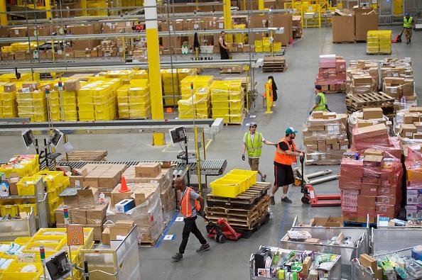 Somente no início de 2023, a Amazon dispensou 27 mil funcionários. (Fonte: GettyImages/Reprodução)