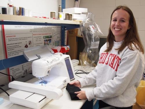 A pesquisadora Allyana Rice com o sensor no ElectroScience Laboratory.