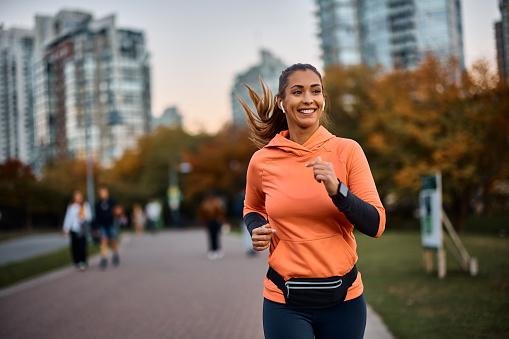 Um aumento gradual no volume de corrida é uma estratégia recomendada por especialistas