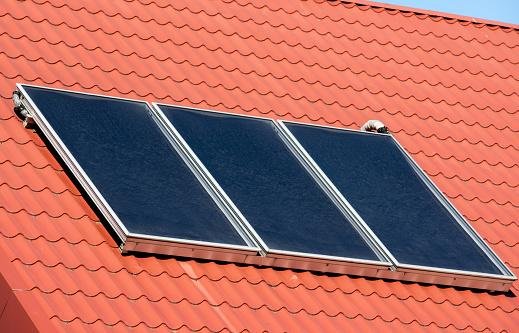 Painel solar instalado no telhado de uma casa.