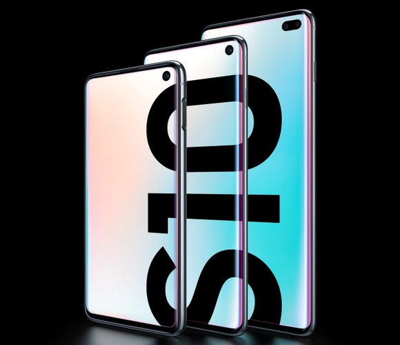 Da esquerda para a direita: Galaxy S10e, Galaxy S10 e Galaxy S10 Plus.