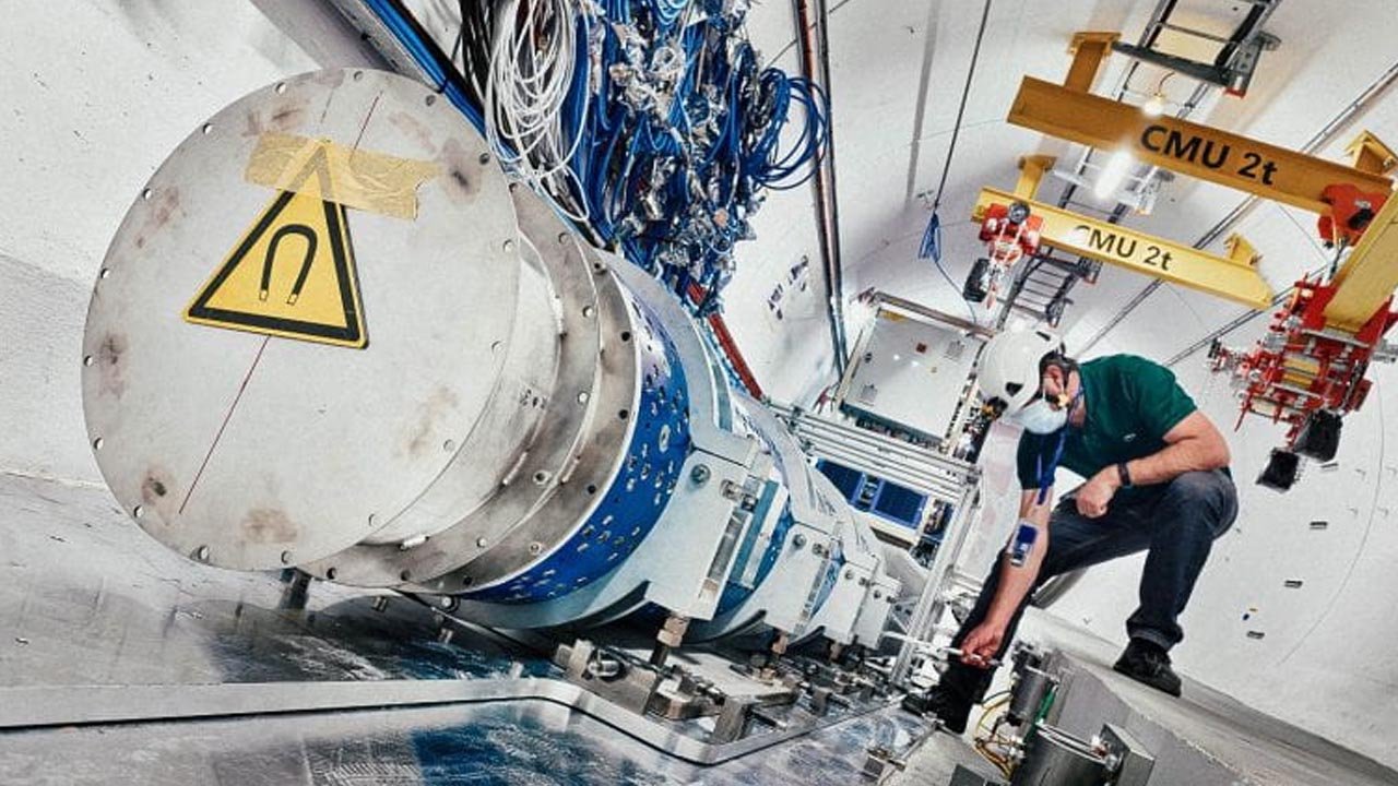 Embora os colisores sejam gigantes, o FASER pesa cerca de uma tonelada e foi instalado em um pequeno túnel no CERN, construído com peças que sobraram de outros projetos.