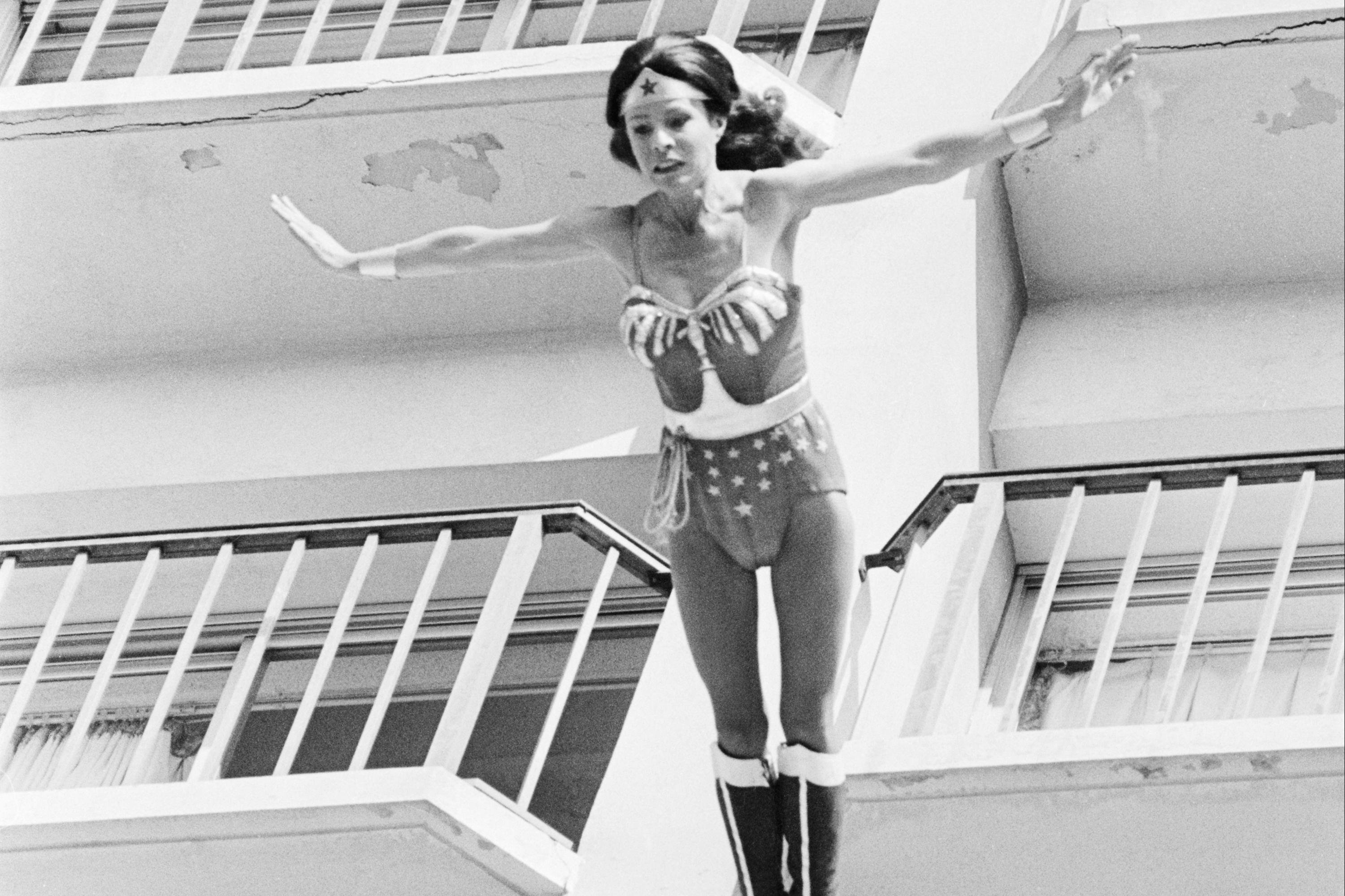 Dublê de Lynda Carter, Kitty em um pulo de 12 andares como Mulher Maravilha