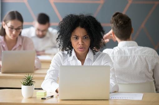 Os gerentes da Apple estão sendo mais rigorosos quanto ao trabalho presencial.