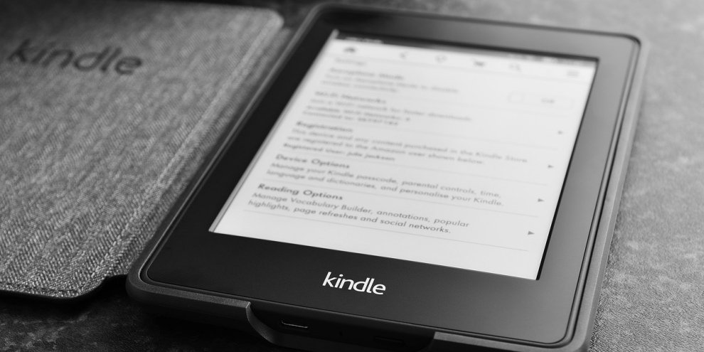 Os modelos de Kindle tem variáveis, mas são ótimos leitores digitais. (Fonte: Amazon/Divulgação)