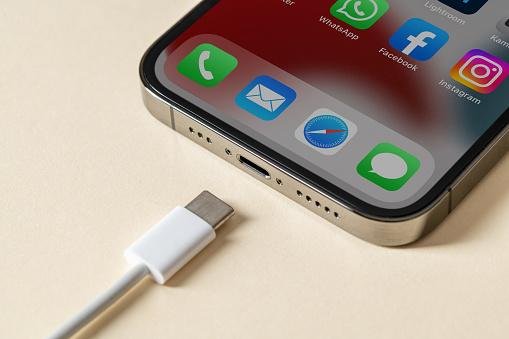 A conexão USB-C deve finalmente chegar ao iPhone.