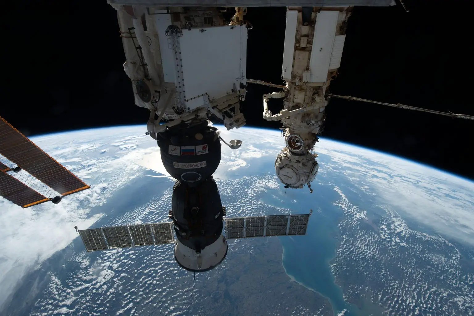 Nave Soyuz MS-22 acoplada no módulo Rassvet da ISS, antes de retornar à Terra.
