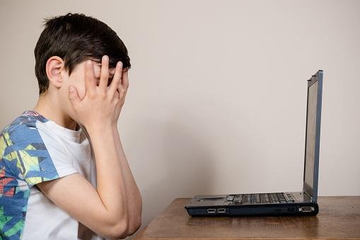 A exposição ao conteúdo pornográfico pode prejudica o desenvolvimento emocional das crianças. (Fonte: GettyImages/Reprodução)