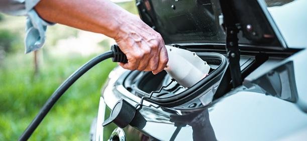 A procura por modelos elétricos vem aumentando em todo o mundo, mas será que esses carros são realmente mais eficientes e econômicos?