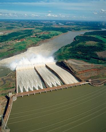 A energia proveniente de hidrelétricas é largamente usada no Brasil e é considerada renovável