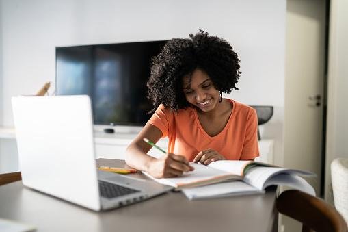 O curso grátis de empreendedorismo digital tem aulas via internet.