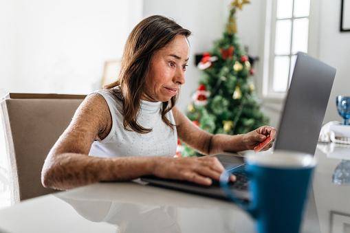 Antes de fechar a compra analise os preços e desconfie caso, a oferta esteja muito abaixo do valor de mercado.