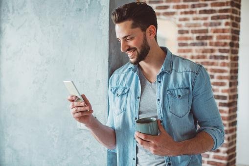 Aplicativos para smartphones já contam com ferramentas de inteligência artificial generativa. 