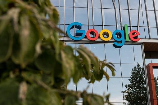 Em alguns anos, o Google pretende economizar bastante dinheiro fazendo alguns cortes e ajustes relacionados aos seus empregados.