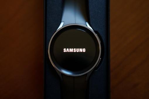 Outro rumor afirma que a Samsung lançará uma versão do relógio com borda giratória.