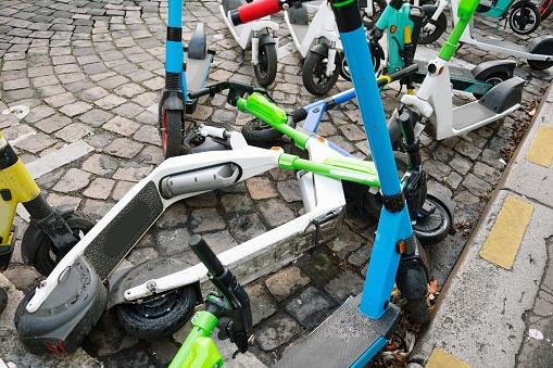 Patinetes jogados e atrapalhando as vias eram um dos principais incômodos dos cidadãos
