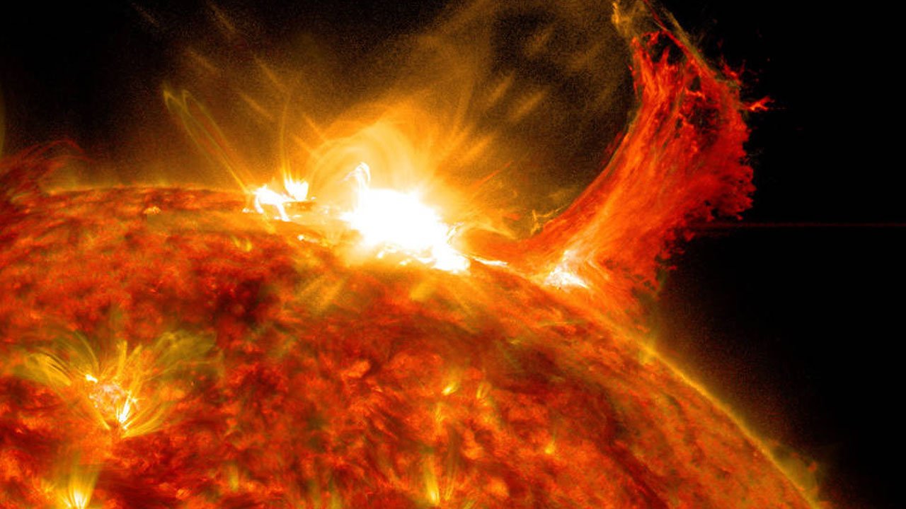 A notificação com antecedência pode ajudar na prevenção de impactos causados em redes elétricas e em outras estruturas; imagem de uma erupção solar capturada pela NASA em 2014.