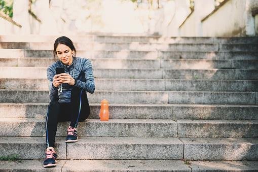 Mães fitness merecem um look que ajude na prática esportiva.