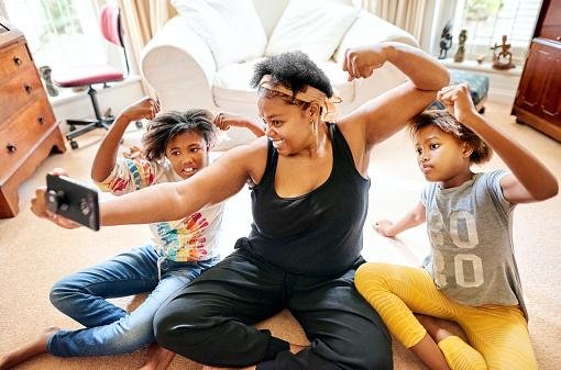Mãe e filhos fazendo exercício físico juntos pode melhorar a relação familiar.