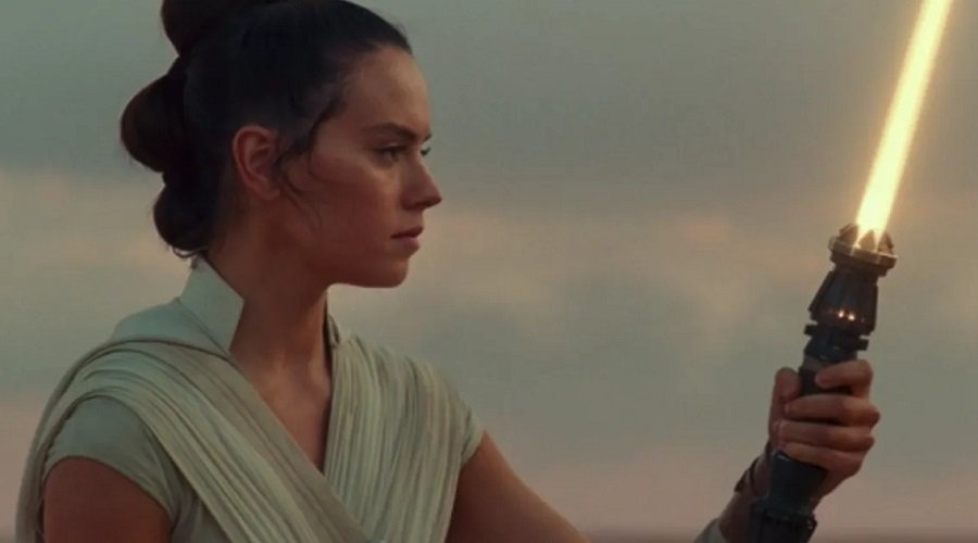 Daisy Ridley vai interpretar Rey novamente em filme futuro de Star Wars. (Disney/Reprodução)